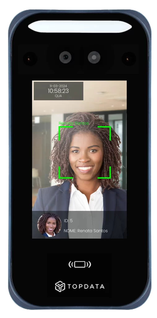 Leitor Facial Topdata em funcionamento com identificação de usuário